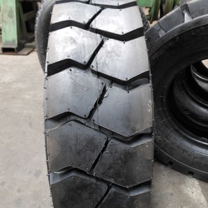 Tread Pattern Solid Industrial Tyres  Forklift Tire Replacement 700-12